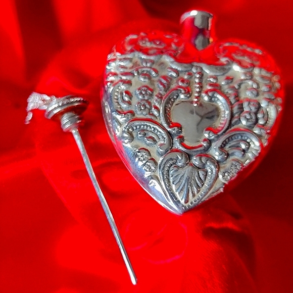 Stupendous Sterling Large Lady's Perfume Heart Fla - Picture 4 of 15